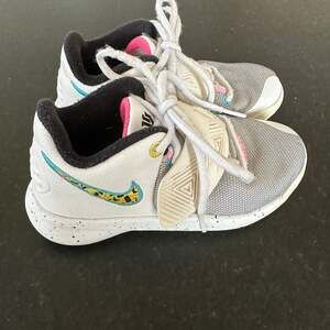 Nike High top Girls Size 12C Kyrie Flytrap 3 GS 'South Beach'